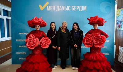В ТУРКЕСТАНЕ В РЕФЕРЕНДУМЕ ПРИНЯЛА УЧАСТИЕ "КОРОЛЕВА ЦВЕТОВ"