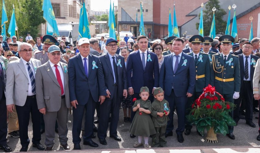 МАЙДАНГЕРЛЕР РУХЫНА ТАҒЗЫМ: ШЫМКЕНТТЕ ЖЕҢІС КҮНІНЕ АРНАЛҒАН САЛТАНАТТЫ ІС-ШАРА ӨТТІ