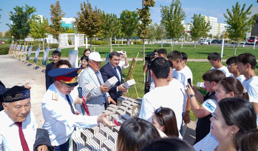 В ТУРКЕСТАНЕ В ЧЕСТЬ 180-ЛЕТИЯ АБАЯ ЖИТЕЛЯМ РАЗДАВАЛИ РОМАН “ПУТЬ АБАЯ”