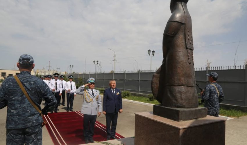 Ерлікке тағзым: Түркістан облысында полиция гүл шоқтарын қою рәсімін өткізді