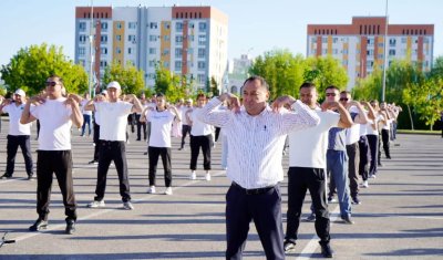Құрылтай: В Туркестане около тысячи человек провели утреннюю зарядку