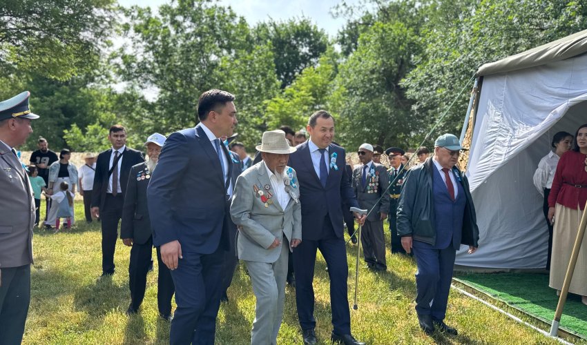 ШЫМКЕНТ: ЖЕҢІСТІҢ 80 ЖЫЛДЫҒЫНА ОРАЙ ТЕАТРЛАНДЫРЫЛҒАН ҚОЙЫЛЫМ КӨРСЕТІЛІП, ДАЛАЛЫҚ АСХАНАДА МАЙДАН БОТҚАСЫ ҰСЫНЫЛДЫ