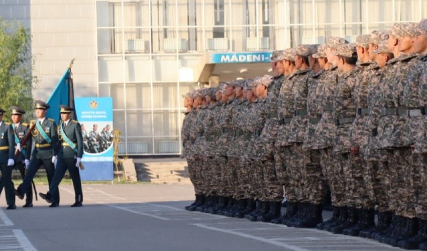 Шымкент: Әскери қызметін өтеген сарбаздар үйіне қайтты