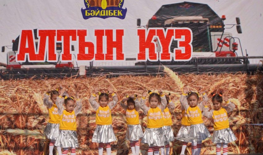 ТҮРКІСТАН: БӘЙДІБЕКТЕ «АЛТЫН КҮЗ – 2025» МЕРЕКЕСІ ТОЙЛАНЫП, АУЫЛДЫҚ ОКРУГТЕРГЕ АРНАЙЫ ТЕХНИКАЛАР ТАБЫСТАЛДЫ