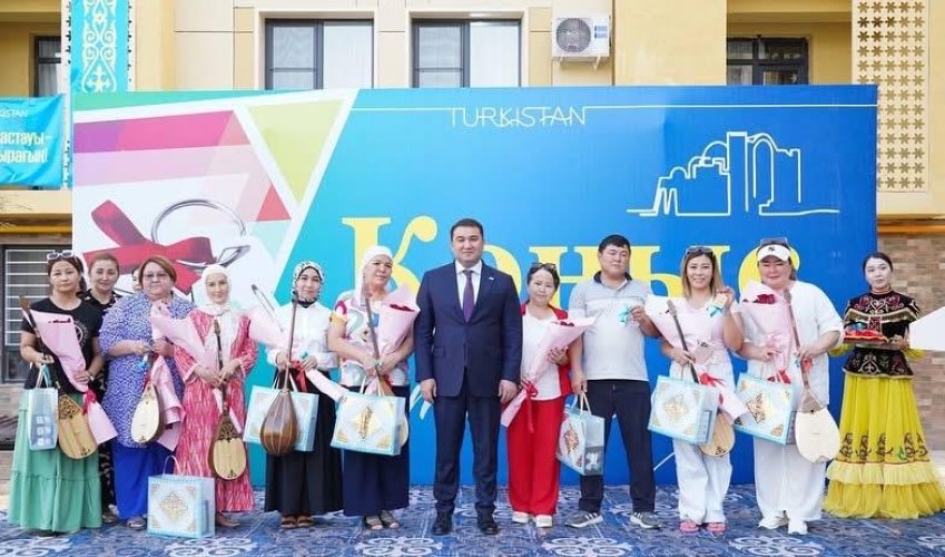 ТҮРКІСТАНДА 100-ГЕ ЖУЫҚ ОТБАСЫНА БАСПАНА КІЛТІ МЕН ДОМБЫРА ТАРТУ ЕТІЛДІ