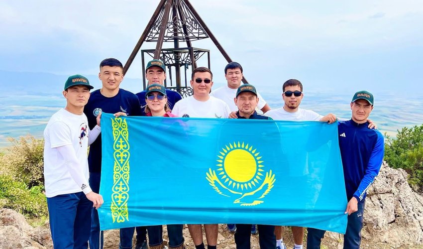 МЕМЛЕКЕТТІК РӘМІЗДЕР КҮНІНЕ ОРАЙ ҚАЗЫҒҰРТТЫҚ ЖАСТАР 1700 МЕТРДЕН АСТАМ БИІКТІККЕ ТУ ТІКТІ