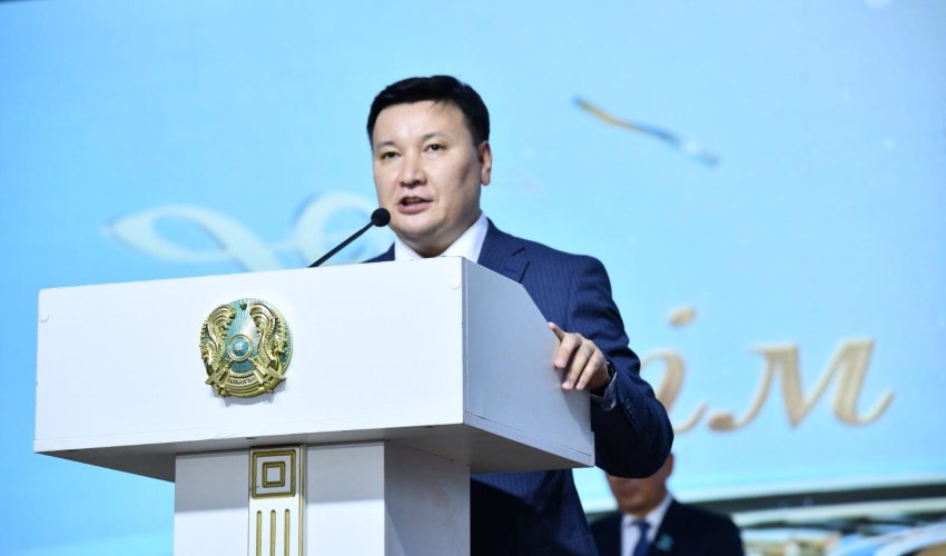 ТҮРКІСТАН: ОТЫРАРДА ШӘМШІ ҚАЛДАЯҚОВҚА АРНАЛҒАН МЕРЕКЕЛІК КЕШ ӨТТІ