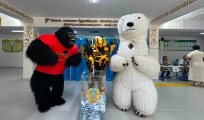 ҚҰРЫЛТАЙ: В БАЙДИБЕКСКОМ РАЙОНЕ ПРОГОЛОСОВАЛИ ГРАЖДАНЕ В КОСТЮМАХ МЕДВЕДЯ И ТРАНСФОРМЕРА
