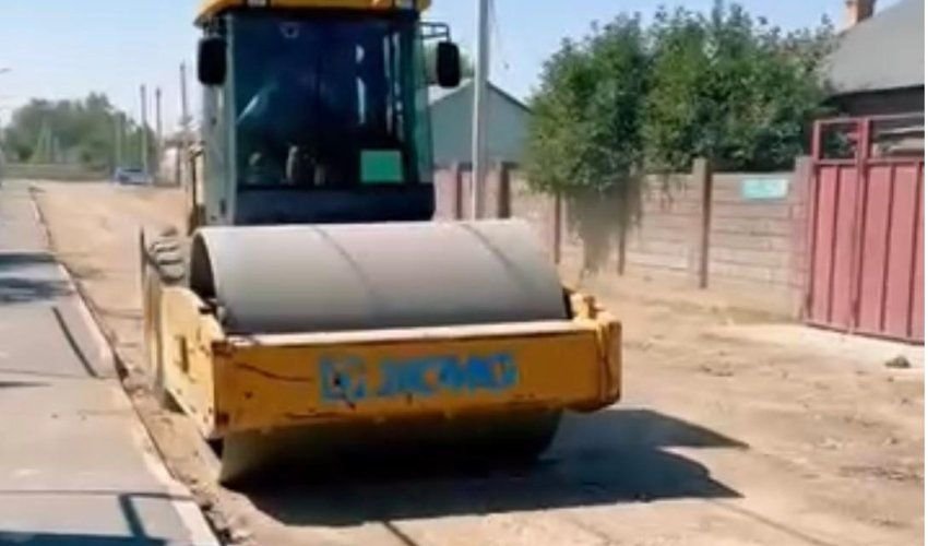 В микрорайоне Жанаталап начались работы по асфальтированию.