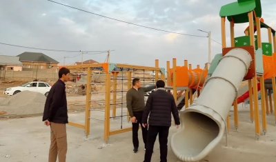 В ТУРАНСКОМ РАЙОНЕ ПРОДОЛЖАЕТСЯ СТРОИТЕЛЬСТВО ДЕТСКИХ И СПОРТИВНЫХ ПЛОЩАДОК