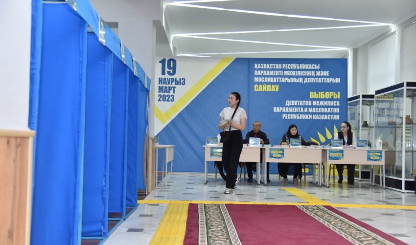 ШЫМКЕНТТЕГІ САЙЛАУ УЧАСКЕЛЕРІНДЕ САЙЛАУШЫЛАР БЕЛСЕНДІ ҚАТЫСЫП ЖАТЫР