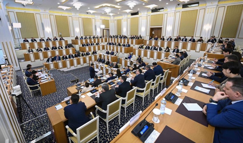КОНСТИТУЦИЯЛЫҚ КОМИССИЯНЫҢ ЕКІНШІ ОТЫРЫСЫ ӨТІП ЖАТЫР