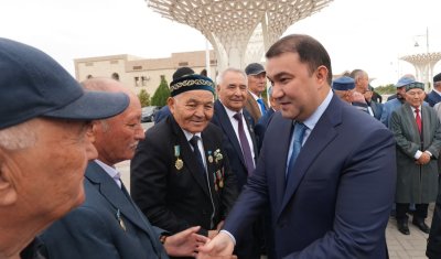 ТҮРКІСТАН ОБЛЫСЫНЫҢ ӘКІМІ ҚАЗЫНАЛЫ ҚАРТТАРМЕН БІРГЕ БІР КҮН ӨТКІЗІП, ҚҰРМЕТ КӨРСЕТТІ