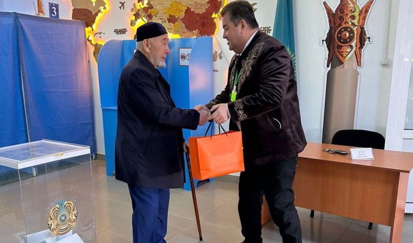 ТҮРКІСТАН: САЙРАМДА МЕМЛЕКЕТ ЖӘНЕ ҚОҒАМ ҚАЙРАТКЕРІ РОЗАҚҰЛ ХАЛМҰРАДОВ ДАУЫС БЕРДІ