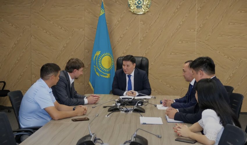 ТҮРКІСТАН: ОБЛЫС ӘКІМІНІҢ ОРЫНБАСАРЫ ТРИАТЛОН ФЕДЕРАЦИЯСЫНЫҢ БАС ХАТШЫСЫ СЕРГЕЙ МАЙЕРМЕН КЕЗДЕСТІ