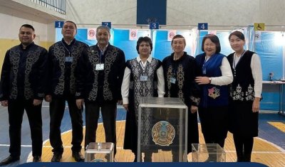РЕФЕРЕНДУМ: ТҮРКІСТАН ОБЛЫСЫНДА КОМИССИЯ МҮШЕЛЕРІ ҰЛТТЫҚ КИІММЕН КЕЛДІ