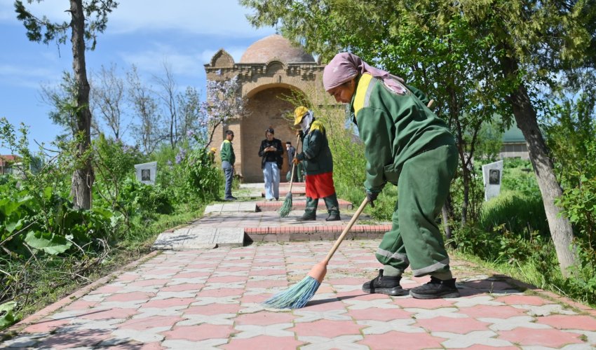 ШЫМКЕНТ: «МІРӘЛІ БАБА» КЕСЕНЕСІН ТАЗАЛАУҒА ЖАСТАР ЖҰМЫЛА КІРІСТІ