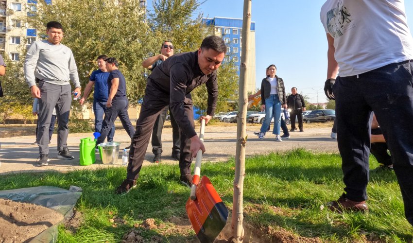ШЫМКЕНТ ӘКІМІ ҚАЛА ТҰРҒЫНДАРЫМЕН БІРГЕ АҒАШ ОТЫРҒЫЗУ АКЦИЯСЫНА ҚАТЫСТЫ