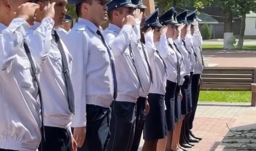 ШЫМКЕНТТЕ ПОЛИЦЕЙЛЕР ЕРЛІКПЕН ҚАЗА ТАПҚАН ҚЫЗМЕТКЕРЛЕРГЕ АРНАЛҒАН ЕСКЕРТКІШКЕ ГҮЛ ШОҚТАРЫН ҚОЙДЫ