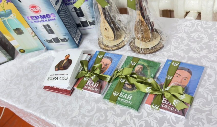 В ТУРКЕСТАНСКОЙ ОБЛАСТИ ПЕРВЫМ ГОЛОСУЮЩИМ БЫЛИ ВРУЧЕНЫ КНИГИ АБАЯ КУНАНБАЕВА