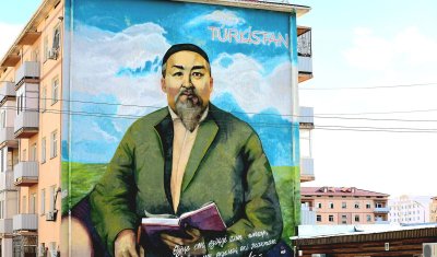 Түркістан қаласының көркіне көрік қосқан муралдардың суреттері