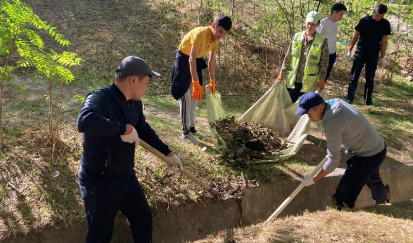 ЖАЛПЫҚАЛАЛЫҚ СЕНБІЛІККЕ 5 МЫҢНАН АСА ТҰРҒЫН ҚАТЫСЫП, СҮЙІКТІ ҚАЛАМЫЗҒА ТАЗАЛЫҚ СЫЙЛАДЫ