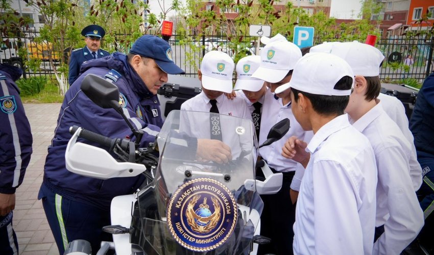 Қауіпсіз мектеп: Шымкентте 500 оқушы полиция бастығымен кездесті