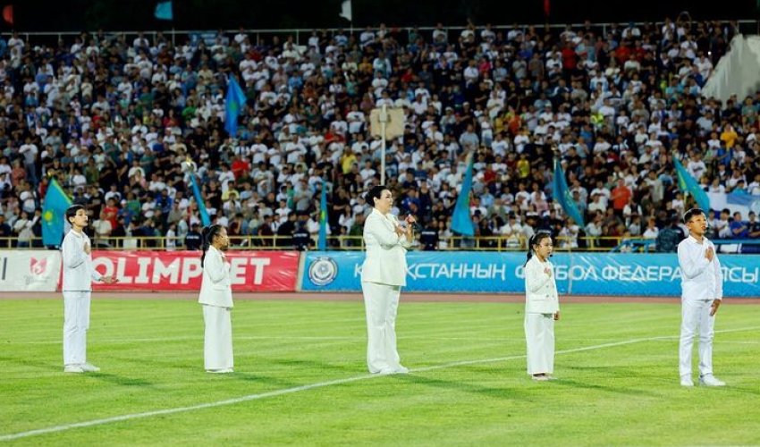 ШЫМКЕНТ: ФУТБОЛ ЧЕМПИОНАТЫНДА 23 МЫҢ ЖАНКҮЙЕР ЕЛІМІЗДІҢ ӘНҰРАНЫН ОРЫНДАДЫ