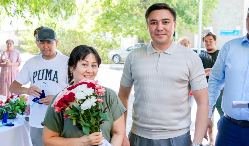 Аким Шымкента вручил ключи новосёлам в рамках модернизации района "Зелёная балка"