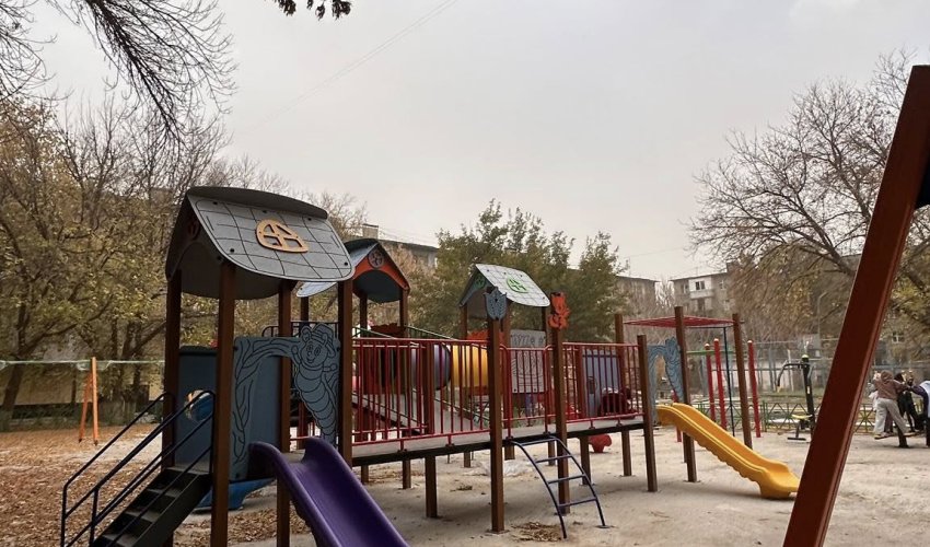 В ТУРАНСКОМ РАЙОНЕ СТРОЯТСЯ НОВЫЕ ДЕТСКИЕ И СПОРТИВНЫЕ ПЛОЩАДКИ ДЛЯ ДЕТЕЙ И МОЛОДЕЖИ