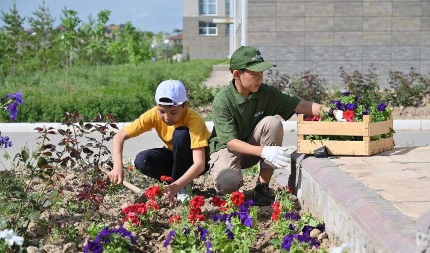 ТҰРАН АУДАНЫНДА ТАЗАЛЫҚ ПЕН ЖАСЫЛ ЖЕЛЕККЕ БАСА НАЗАР АУДАРЫЛУДА