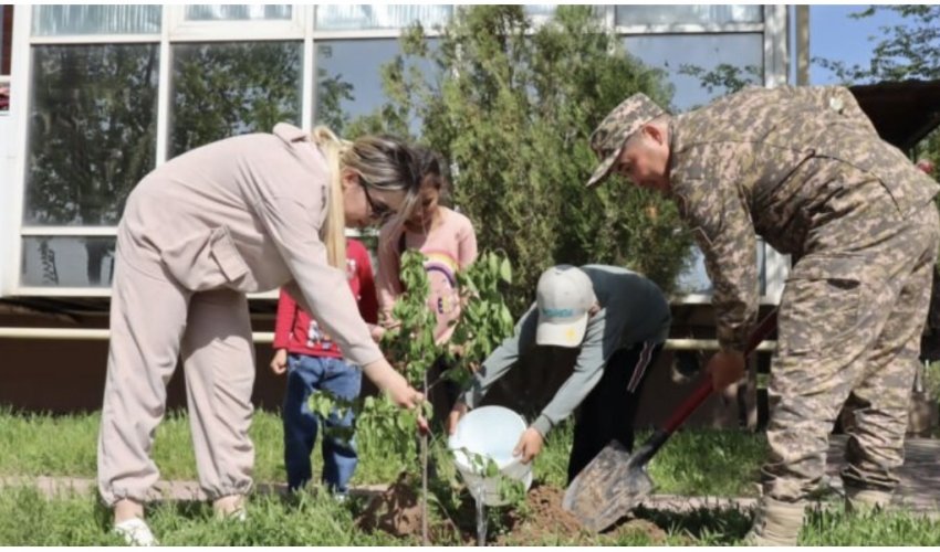 ШЫМКЕНТТЕ ӘСКЕРИ БӨЛІМІНІҢ АУМАҒЫНДА «ОН БЕС ИГІ ІС» АКЦИЯСЫ АЯСЫНДА СЕНБІЛІК ҰЙЫМДАСТЫРЫЛДЫ