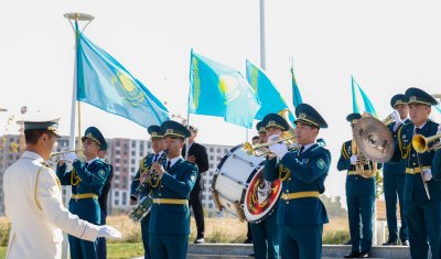 РЕСПУБЛИКА КҮНІ: ШЫМКЕНТТЕ 100 МЕТРЛІК ТУ ТҰҒЫРЫНА МЕМЛЕКЕТТІК ТУ КӨТЕРІЛДІ